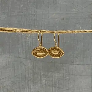 22 karat gold eye earrings