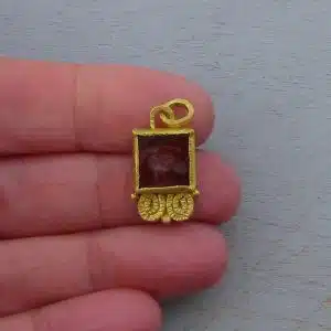 תליון זהב 24 קראט ספירלות אגאט אינטגליו
