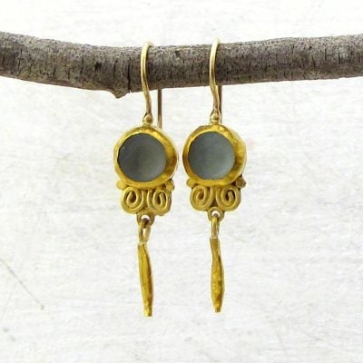 עגילי זהב 24 קראט תלויים עם טופז כחול