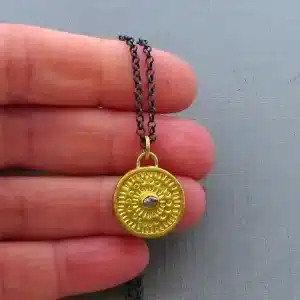 תליון זהב 24 קראט עם יהלום גלמי אפור