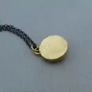 תליון זהב 24 קראט עם יהלום גלמי אפור