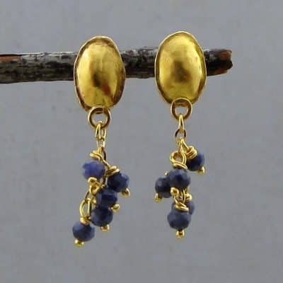 עגילי זהב 22 קראט וחרוזי ספיר כחולים