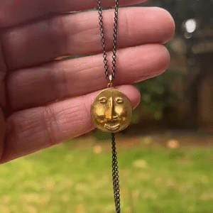 22k gold pendant shaped as ethnic face