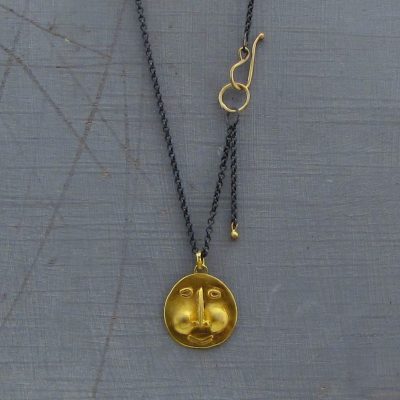 22k gold pendant shaped as ethnic face