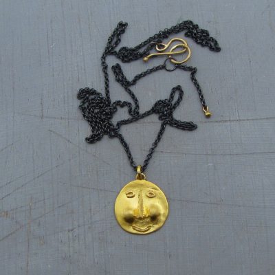 22k gold pendant shaped as ethnic face